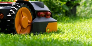Beitragsbild des Blogbeitrags Die besten Rasenroboter 2020 für einen kleinen Garten