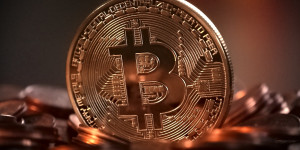 Beitragsbild des Blogbeitrags In welche Kryptowährung investieren 2023?