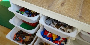 Beitragsbild des Blogbeitrags Lifehack: Spielzeugregal mit vielen Laden für Lego und Playmobil 