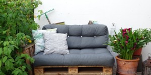 Beitragsbild des Blogbeitrags Palettensofa für den Garten 