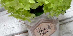 Beitragsbild des Blogbeitrags DIY-Flowerbox: Blumen in der Dose