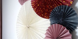 Beitragsbild des Blogbeitrags Papierrosetten selber machen | PLUS: smarte Befestigung