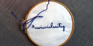 Beitragsbild des Blogbeitrags Schriftzüge sticken: DIY-Anleitung & Freebie