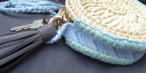 Beitragsbild des Blogbeitrags Mini-DIY-Strohtasche aus Topfuntersetzern mit geknüpftem Steg