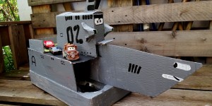 Beitragsbild des Blogbeitrags Upcycling: Cars 2 Patrouillen-Schiff aus Karton basteln