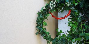 Beitragsbild des Blogbeitrags Herbstkranz aus Efeu und Hagebutten
