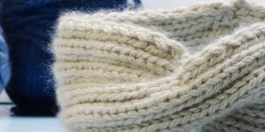 Beitragsbild des Blogbeitrags Stirnband mit Knoten stricken