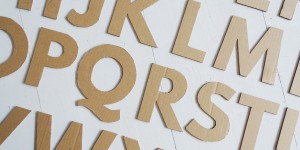 Beitragsbild des Blogbeitrags Basteln mit Karton: Schriftzüge