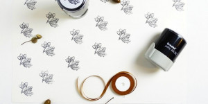 Beitragsbild des Blogbeitrags Weihnachtliches Geschenkpapier stempeln