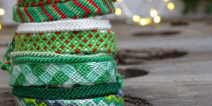 Beitragsbild des Blogbeitrags Freundschaftsbänder für Weihnachten knüpfen