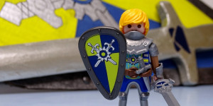 Beitragsbild des Blogbeitrags Novelmore-Hommage: Schild aus Karton basteln