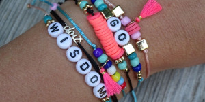 Beitragsbild des Blogbeitrags Armbänder mit Nylonschnur und Schiebeknoten selber machen