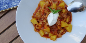 Beitragsbild des Blogbeitrags Kraut-Kartoffel-Tomaten-Gulasch