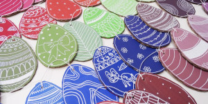 Beitragsbild des Blogbeitrags Bunte Upcycling-Ostergirlande aus Karton