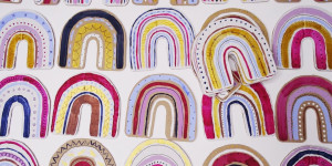 Beitragsbild des Blogbeitrags Regenbogengirlande aus Karton basteln