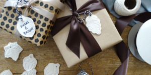 Beitragsbild des Blogbeitrags Weihnachtliche Geschenkanhänger aus Modelliermasse basteln 