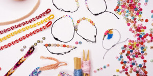 Beitragsbild des Blogbeitrags Armbänder für die Taylor Swift Eras Tour selbst basteln