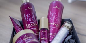 Beitragsbild des Blogbeitrags Meine Haarroutine- Wie bleiben meine Haare so weiß