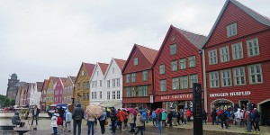 Beitragsbild des Blogbeitrags Bergen im Regen: 9 Dinge, die man in der regenreichsten Stadt Norwegens machen kann