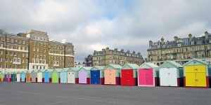 Beitragsbild des Blogbeitrags Brighton Beach Huts: Wie die bunten Badehütten im britischen Seebad Kult wurden 