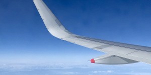 Beitragsbild des Blogbeitrags Schlechte Manieren im Anflug: 14 Dinge, die dich zum furchtbarsten Fluggast der Welt machen 