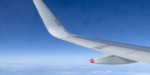 Beitragsbild des Blogbeitrags Schlechte Manieren im Anflug: 14 Dinge, die dich zum furchtbarsten Fluggast der Welt machen