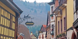 Beitragsbild des Blogbeitrags Bildergeschichten im Elsass: Was die Ladenschilder Urlaubern im Elsass erzählen 