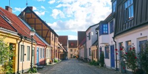 Beitragsbild des Blogbeitrags Wallander-Drehorte in Südschweden: 15 Orte in Ystad, wo man Kurt Wallander begegnet 
