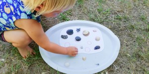 Beitragsbild des Blogbeitrags Spieldeen für den Urlaub mit Muscheln, Sand und mehr. Montessori-inspiriert und einfach zum Selbermachen. 