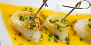 Beitragsbild des Blogbeitrags Jakobsmuscheln mit Passionsfruchtsauce