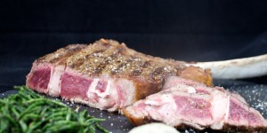 Beitragsbild des Blogbeitrags Tomahawk Steak mit Meeresspargel
