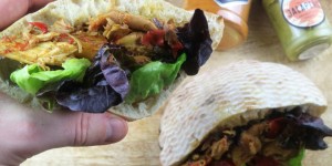 Beitragsbild des Blogbeitrags Pulled Chicken Pita mit Ananas 