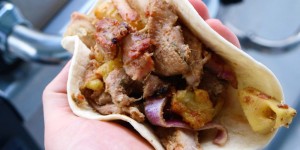 Beitragsbild des Blogbeitrags Tacos al Pastor – fruchtig pikantes Fingerfood vom Drehspieß