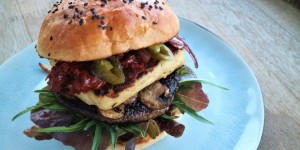 Beitragsbild des Blogbeitrags Wagyu & Halloumi Burger mit Tomaten-Knoblauch-Paste