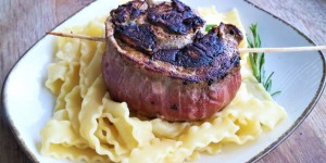 Beitragsbild des Blogbeitrags Flanksteak Lollis mit Pilz-Ricotta-Füllung