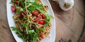 Beitragsbild des Blogbeitrags Italienischer Nudelsalat mit Rucola und getrockneten Tomaten 