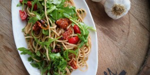 Beitragsbild des Blogbeitrags Italienischer Nudelsalat mit Rucola und getrockneten Tomaten