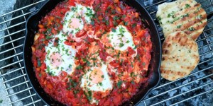 Beitragsbild des Blogbeitrags Lagerfeuer Shakshuka aus der Gusspfanne 