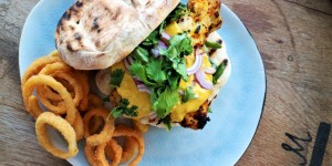 Beitragsbild des Blogbeitrags Naan Burger mit Huhn und Curry Sauce