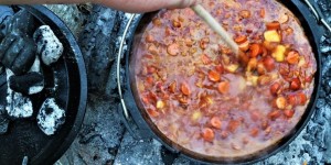 Beitragsbild des Blogbeitrags Erdäpfelgulasch aus dem Dutch Oven 