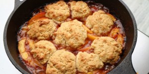 Beitragsbild des Blogbeitrags Pfirsich Cobbler aus dem Dutch Oven 