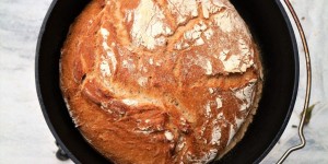 Beitragsbild des Blogbeitrags Maroni-Roggenbrot aus dem Dutch Oven 