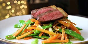 Beitragsbild des Blogbeitrags Picanha-Steak mit lauwarmen Zuckerschoten-Karotten-Curry-Salat 
