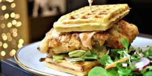 Beitragsbild des Blogbeitrags Buttermilk Fried Chicken mit Bacon-Cheese Waffeln und pikanter Limetten-Mayo 
