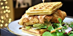 Beitragsbild des Blogbeitrags Buttermilk Fried Chicken mit Bacon-Cheese Waffeln und pikanter Limetten-Mayo