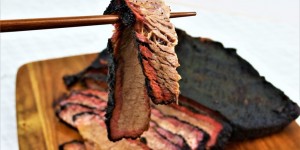 Beitragsbild des Blogbeitrags Beef Brisket vom Smoker – ohne Stress zur perfekten Rinderbrust 