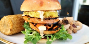 Beitragsbild des Blogbeitrags Ananas Süßkartoffel Burger – der beste vegetarische Burger aller Zeiten 
