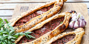 Beitragsbild des Blogbeitrags Pide mit Hackfleischfüllung – der Klassiker vom Türken am Gasgrill