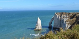 Beitragsbild des Blogbeitrags Ausflug zu den Kreideklippen in Etretat, Normandie