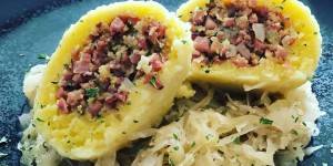 Beitragsbild des Blogbeitrags Hausgemachte Selchfleischknödel – wie von Oma